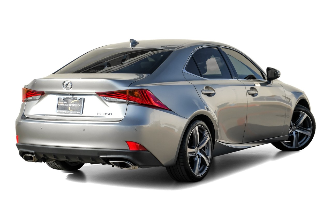 Lexus IS Vehicle Main Gallery Image 09