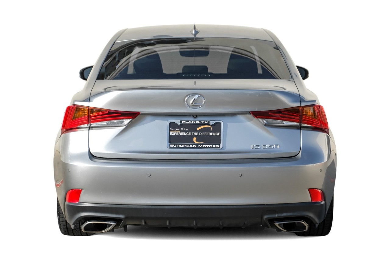 Lexus IS Vehicle Main Gallery Image 10
