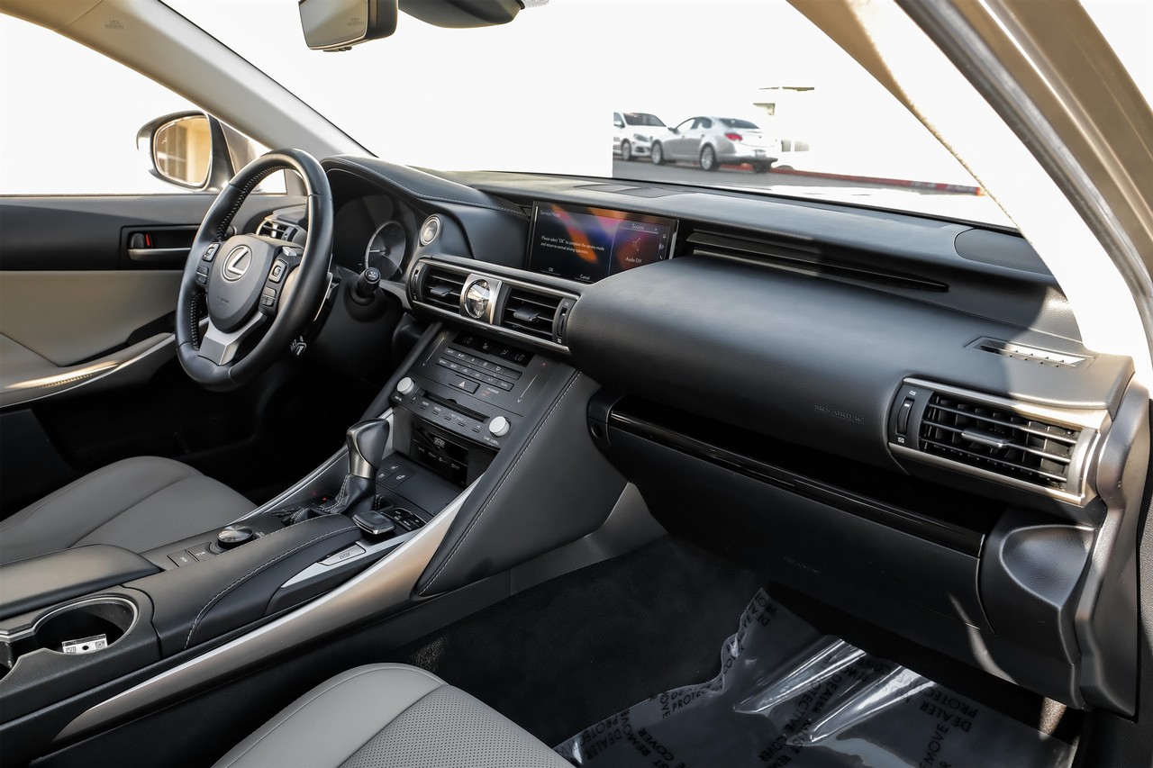 Lexus IS Vehicle Main Gallery Image 13