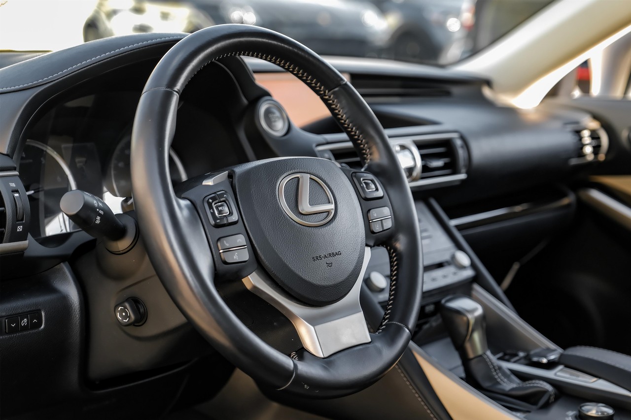 Lexus IS Vehicle Main Gallery Image 15