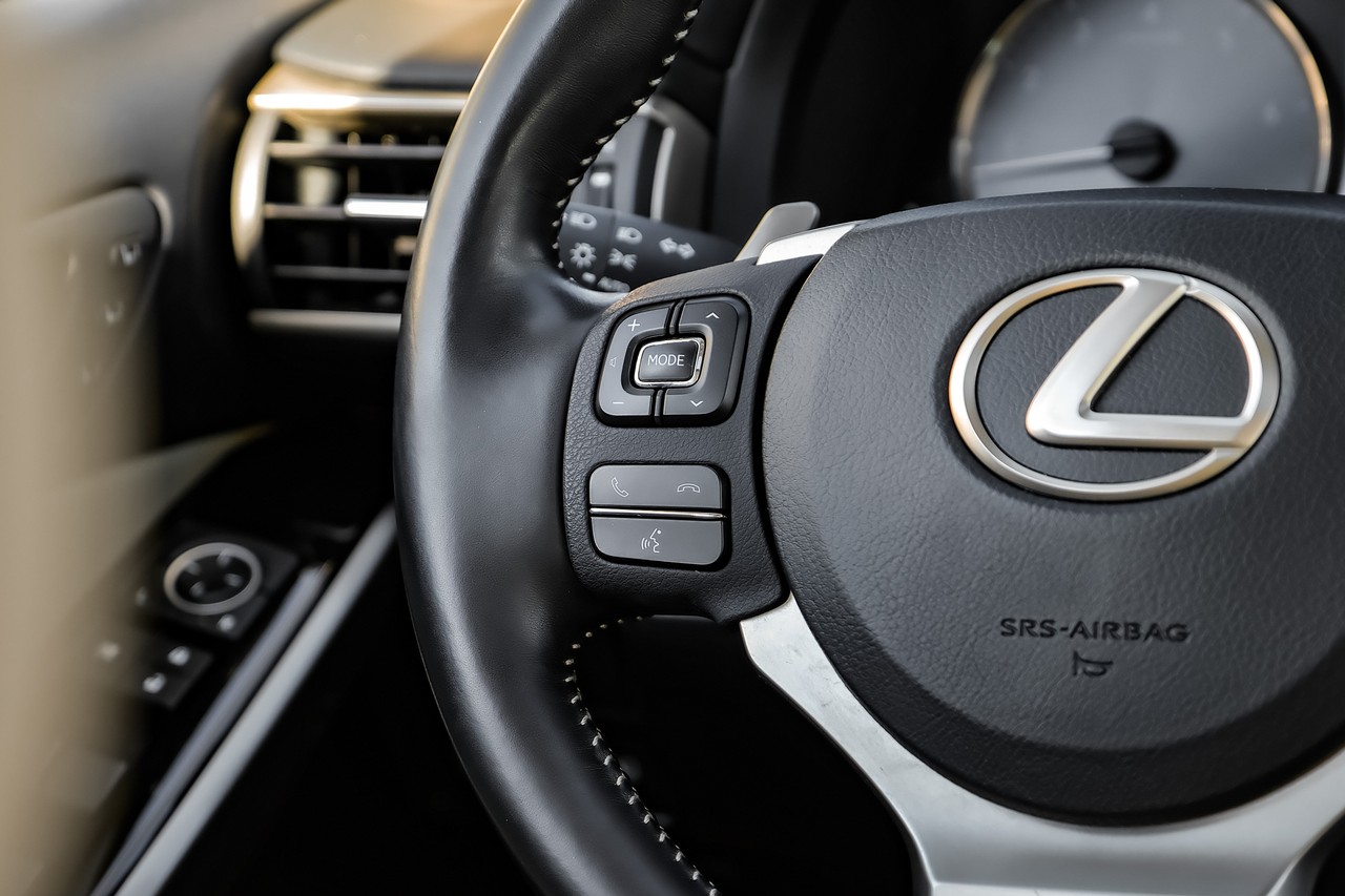 Lexus IS Vehicle Main Gallery Image 16