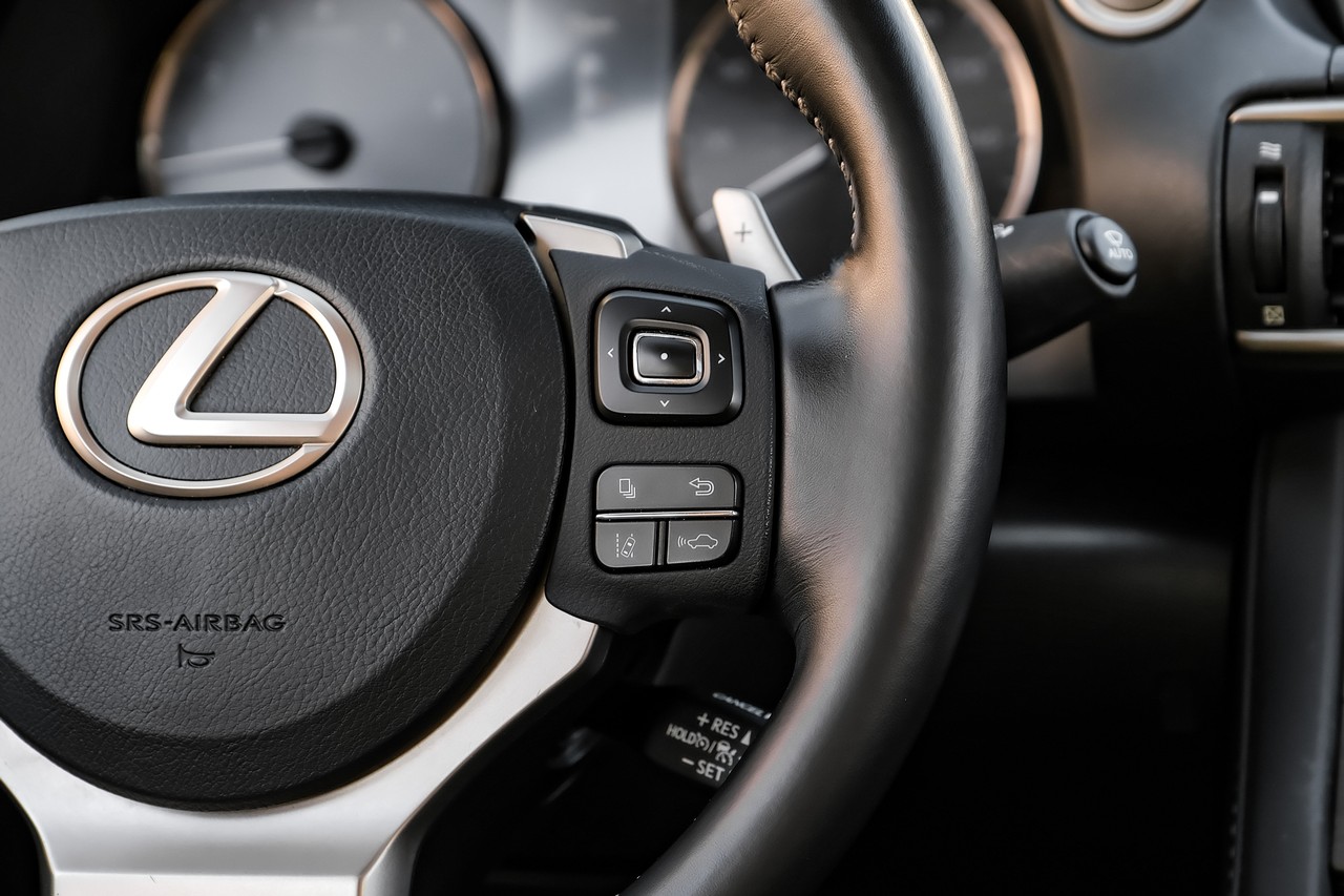 Lexus IS Vehicle Main Gallery Image 17