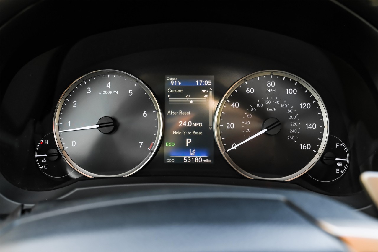 Lexus IS Vehicle Main Gallery Image 18