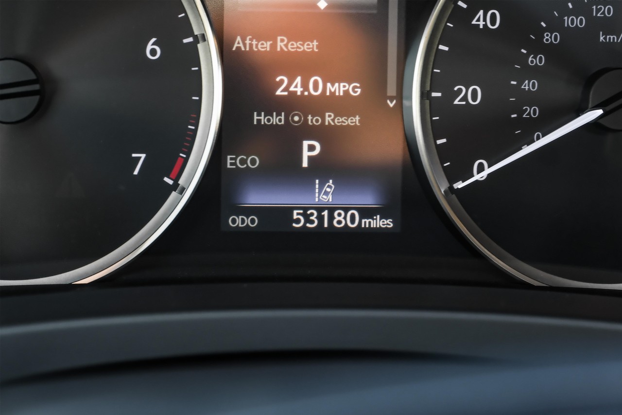 Lexus IS Vehicle Main Gallery Image 19
