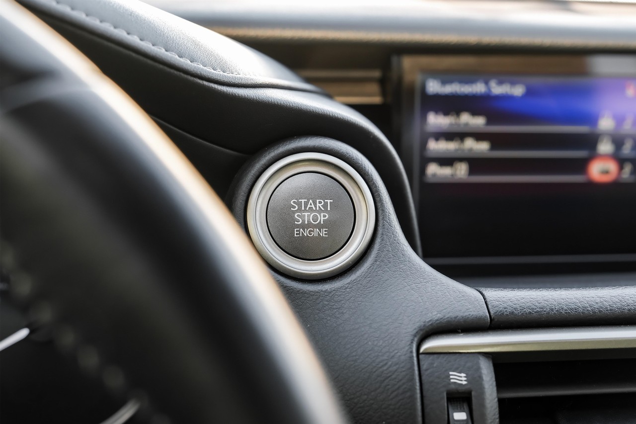 Lexus IS Vehicle Main Gallery Image 20