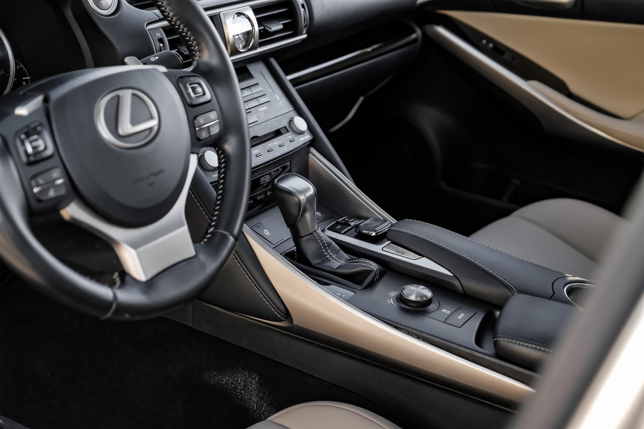 Lexus IS Vehicle Main Gallery Image 23