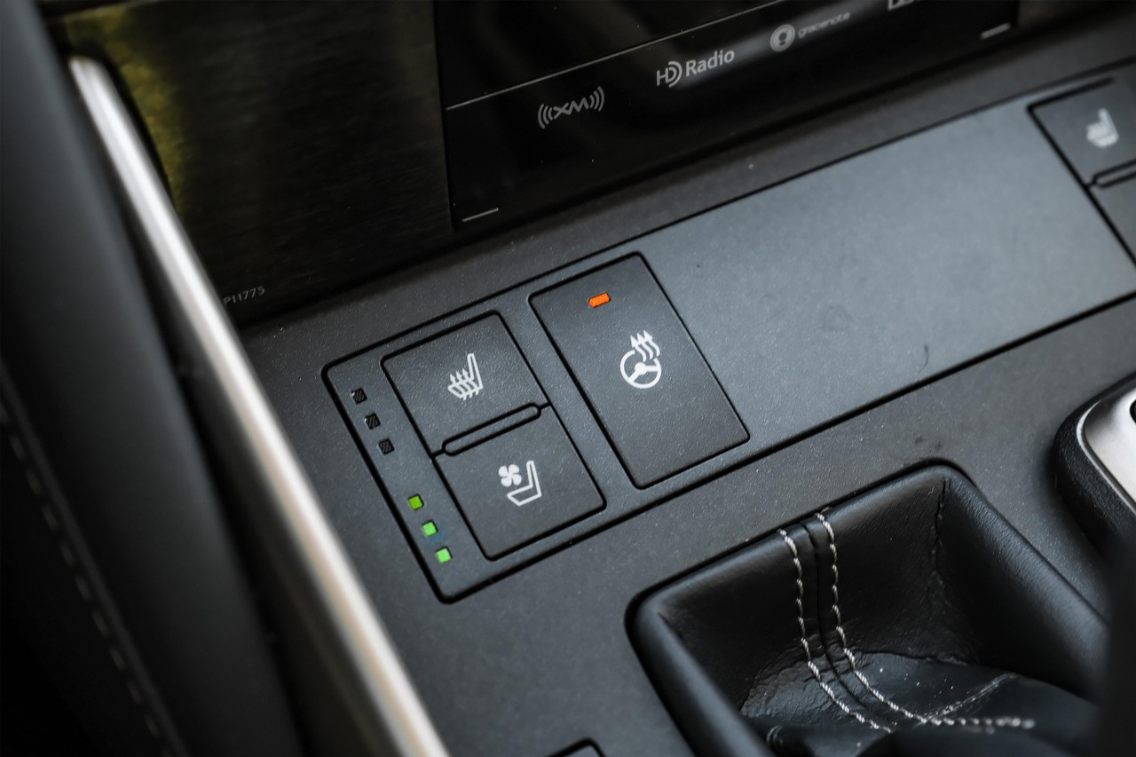 Lexus IS Vehicle Main Gallery Image 24