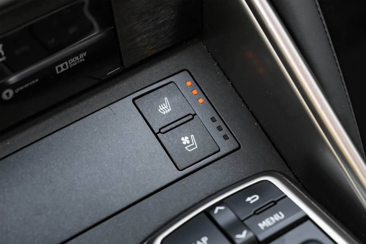 Lexus IS Vehicle Main Gallery Image 25