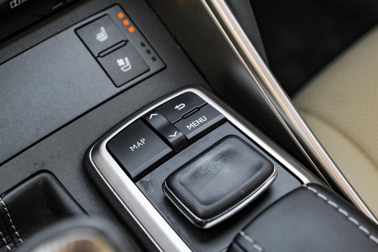 Lexus IS Vehicle Main Gallery Image 26