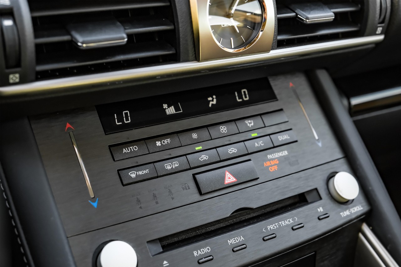 Lexus IS Vehicle Main Gallery Image 27
