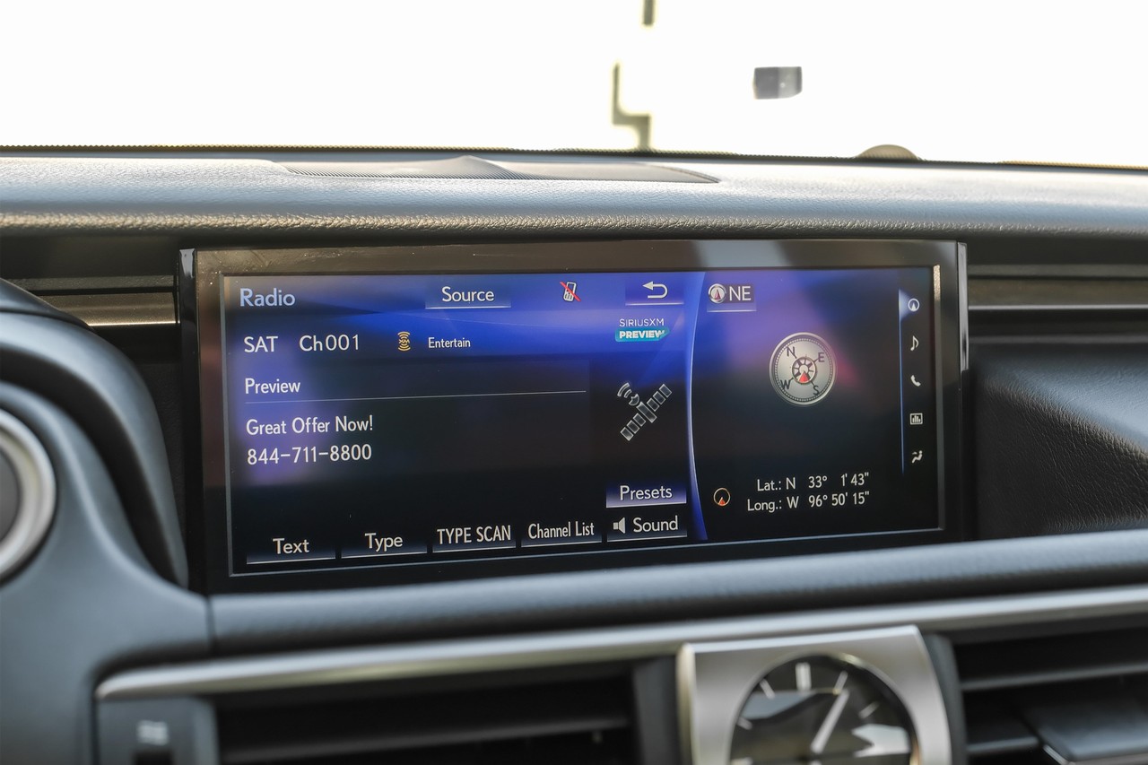 Lexus IS Vehicle Main Gallery Image 30