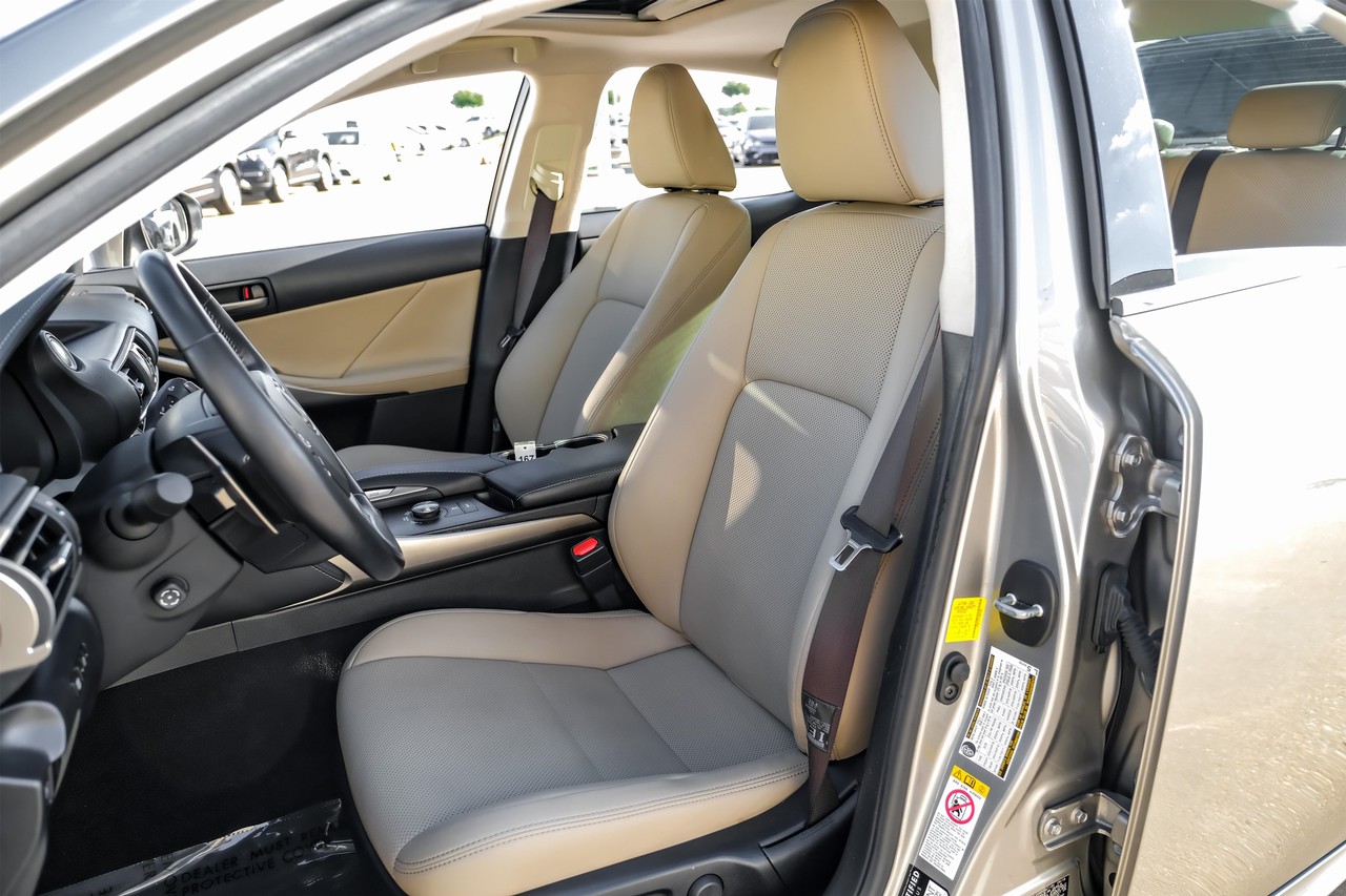 Lexus IS Vehicle Main Gallery Image 34