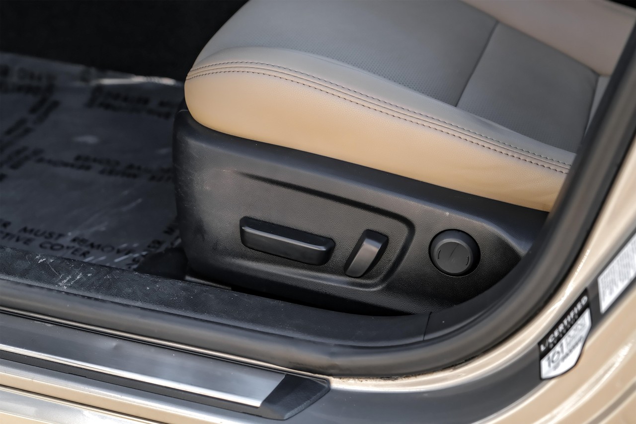 Lexus IS Vehicle Main Gallery Image 35