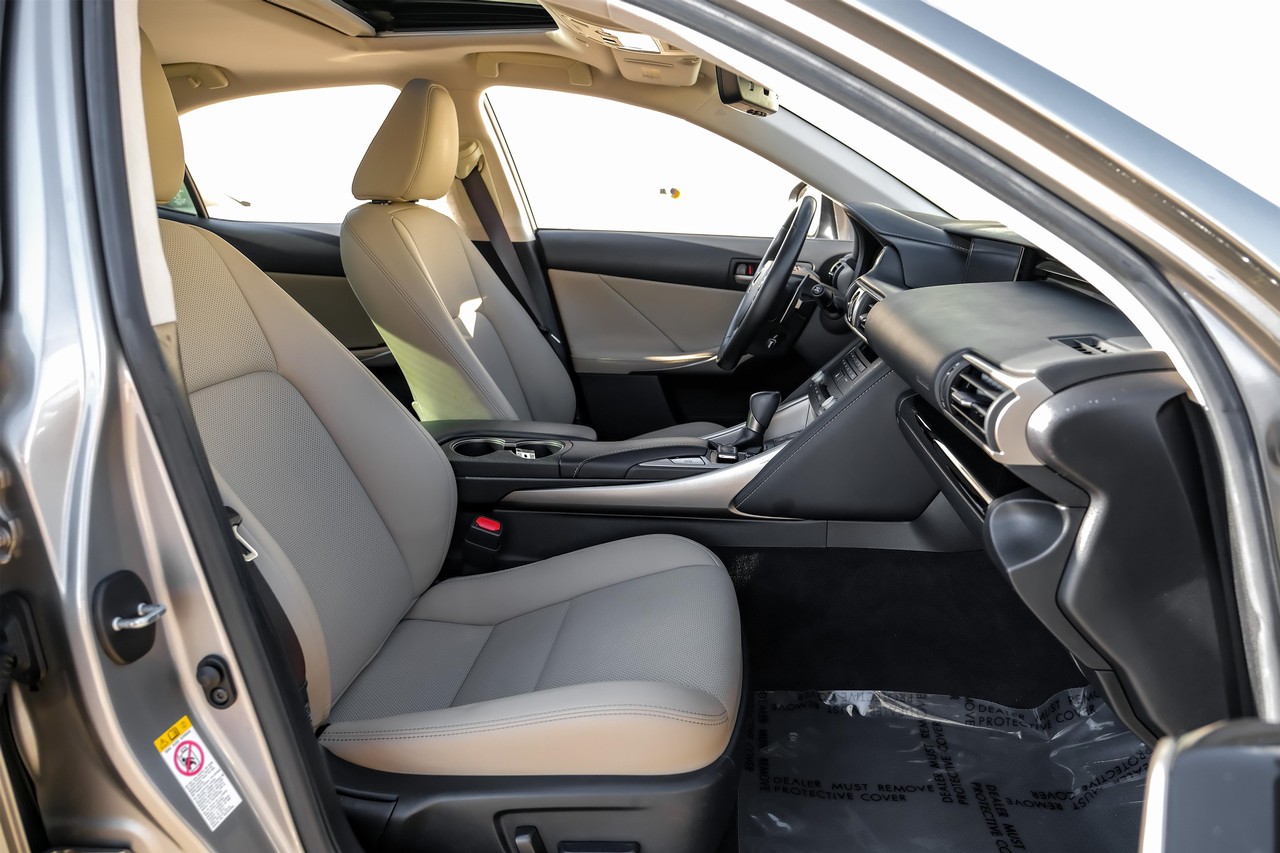 Lexus IS Vehicle Main Gallery Image 36