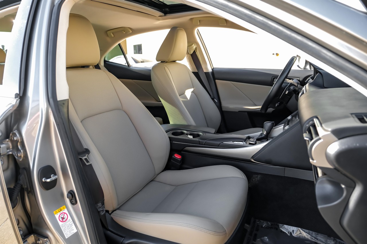 Lexus IS Vehicle Main Gallery Image 37