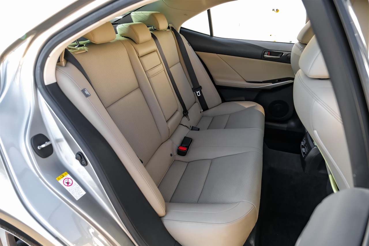 Lexus IS Vehicle Main Gallery Image 38