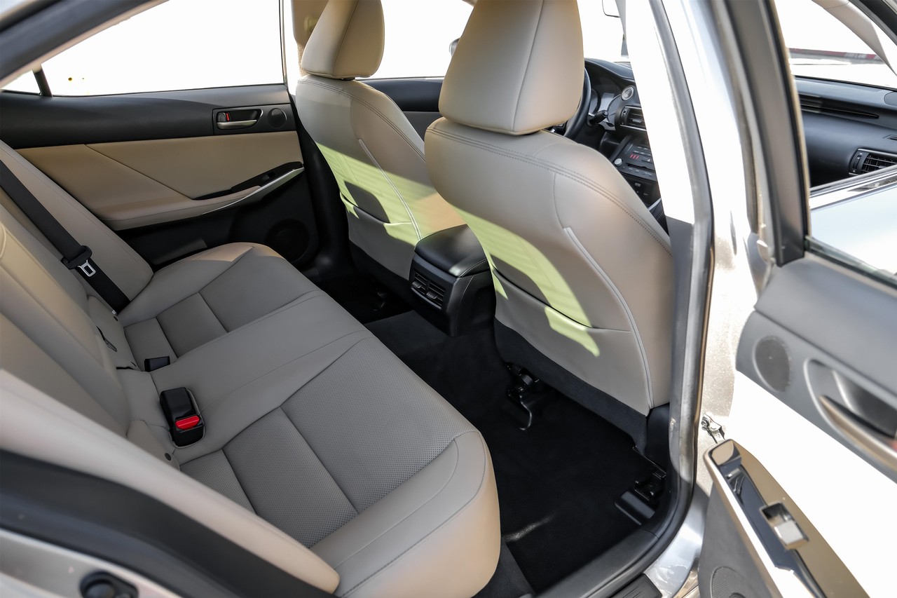 Lexus IS Vehicle Main Gallery Image 39