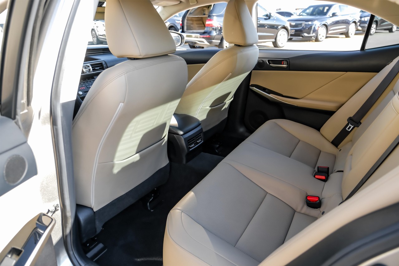 Lexus IS Vehicle Main Gallery Image 40