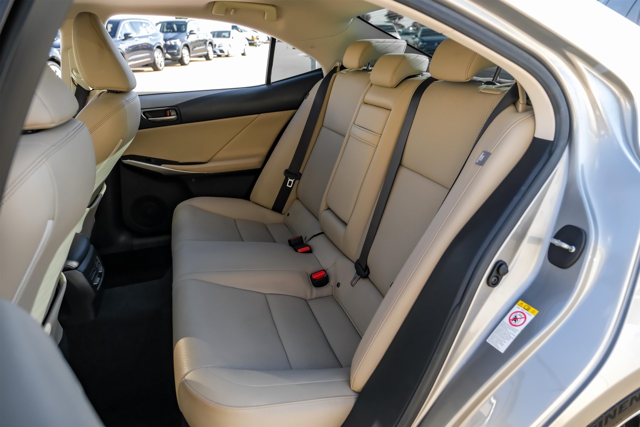 Lexus IS Vehicle Main Gallery Image 41