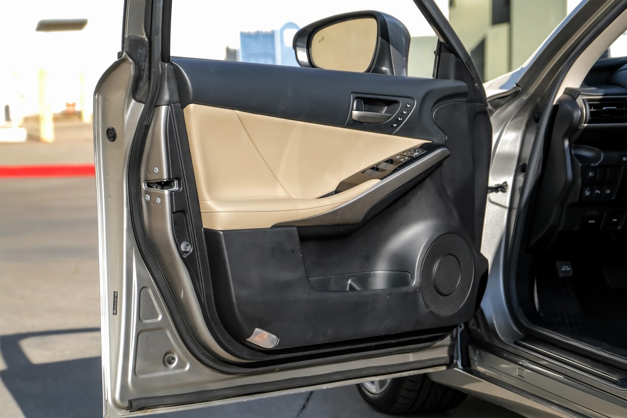 Lexus IS Vehicle Main Gallery Image 44
