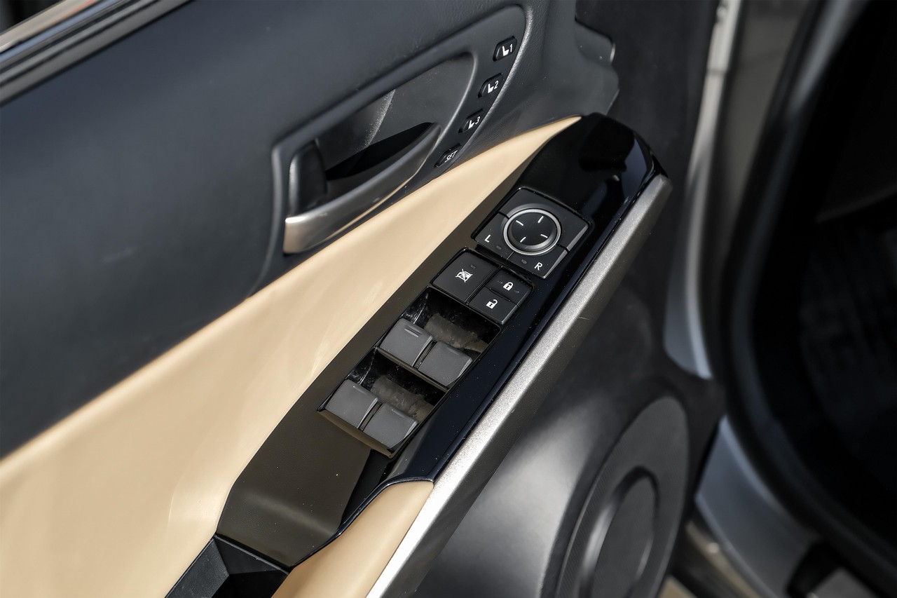 Lexus IS Vehicle Main Gallery Image 45
