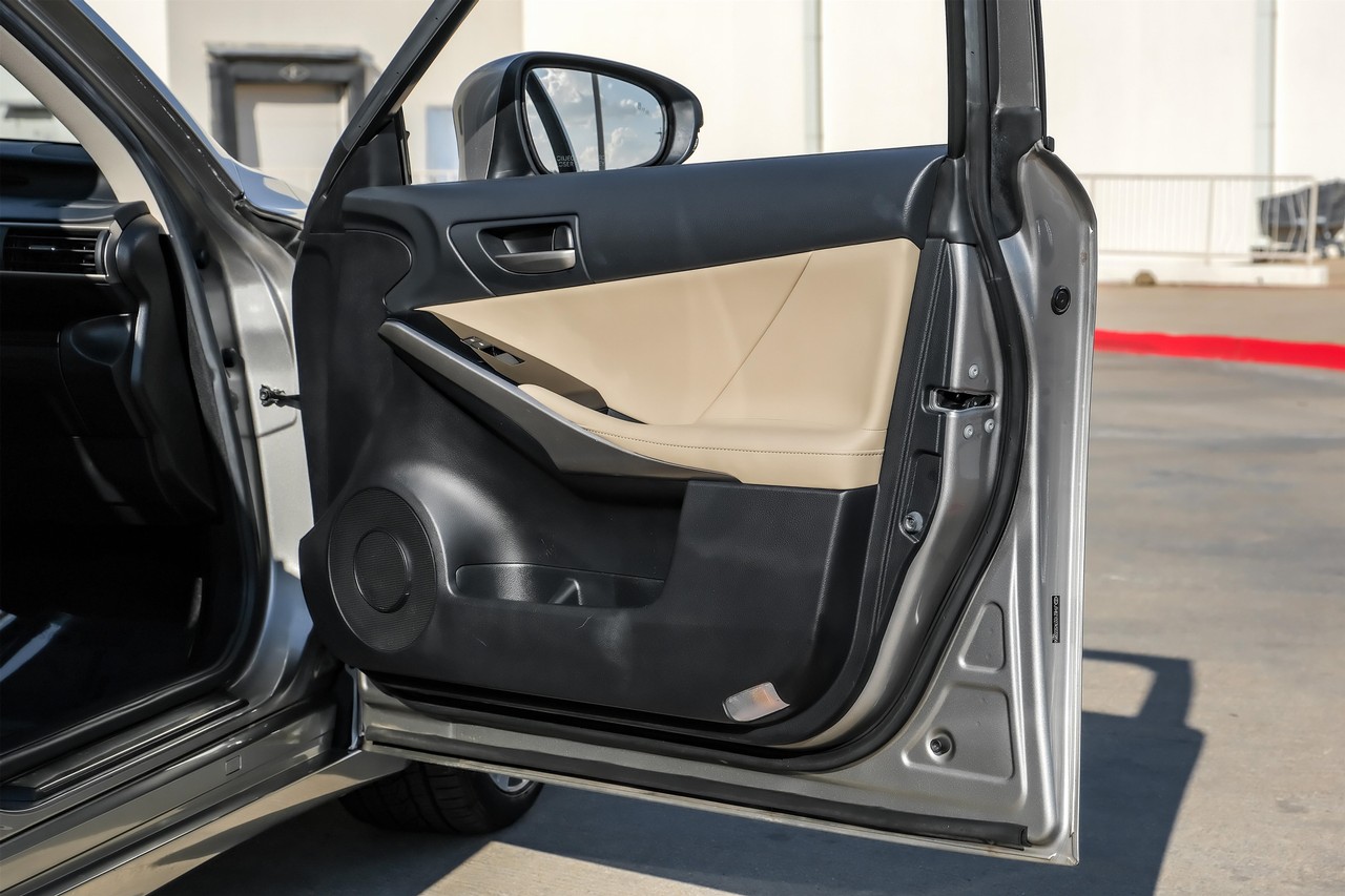 Lexus IS Vehicle Main Gallery Image 46