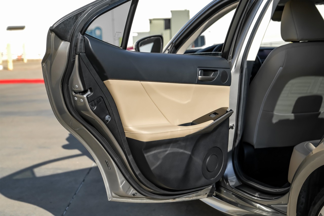 Lexus IS Vehicle Main Gallery Image 47