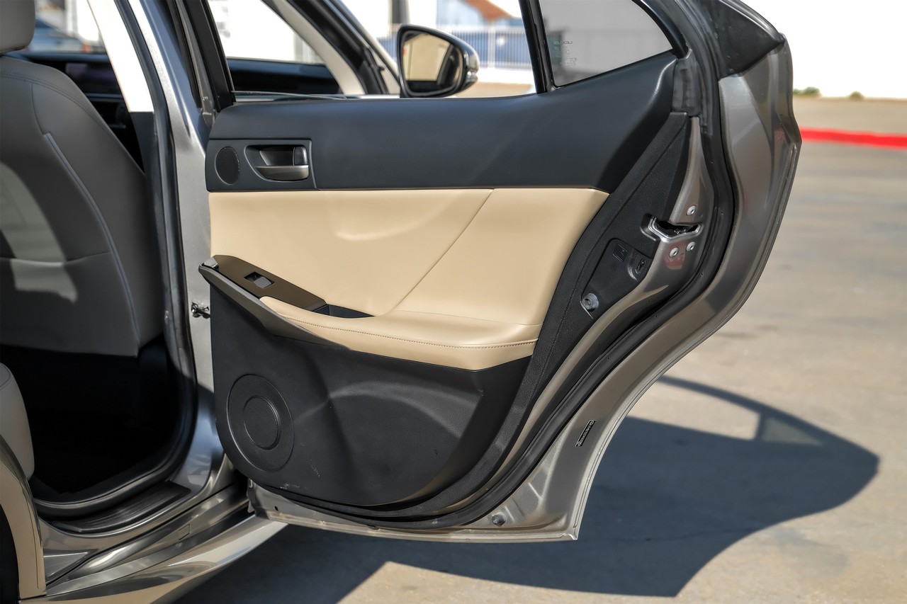 Lexus IS Vehicle Main Gallery Image 48