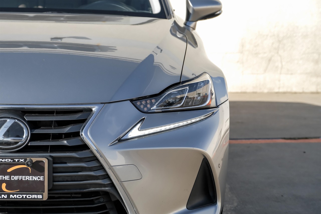 Lexus IS Vehicle Main Gallery Image 49