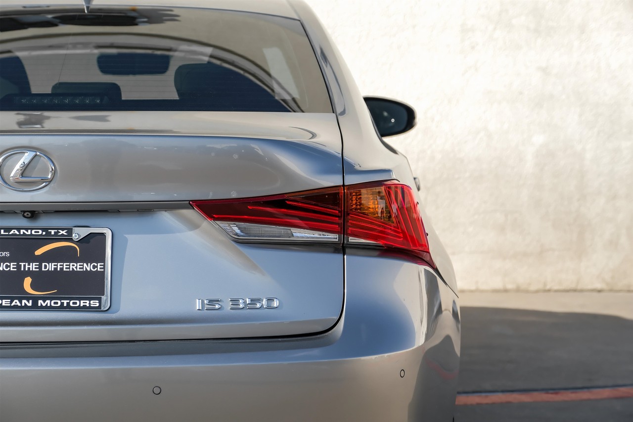 Lexus IS Vehicle Main Gallery Image 50