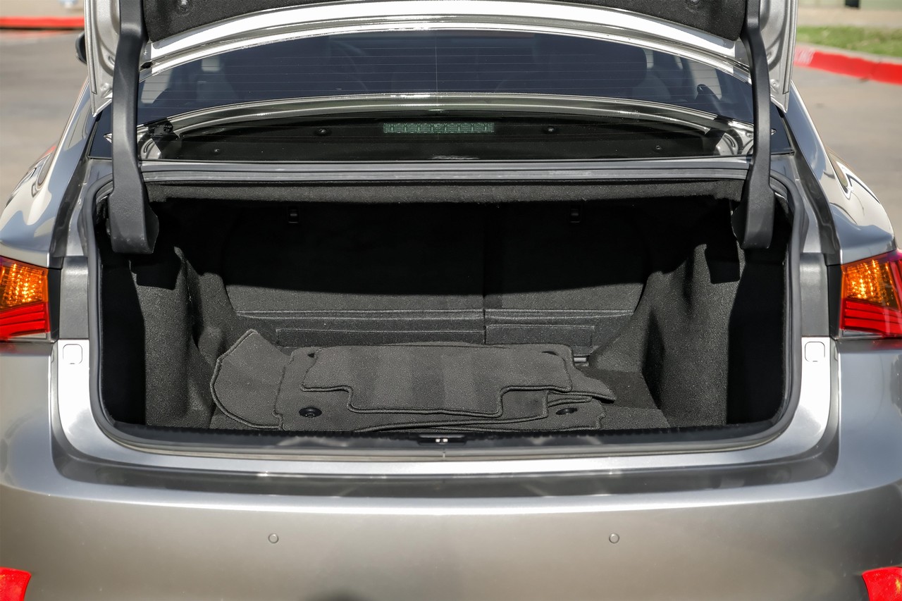 Lexus IS Vehicle Main Gallery Image 51