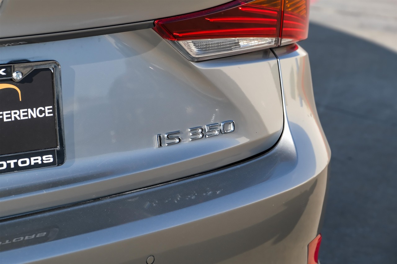 Lexus IS Vehicle Main Gallery Image 52