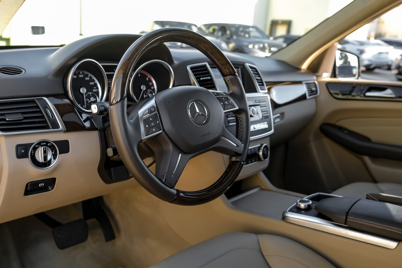 Mercedes-Benz ML 350 Vehicle Main Gallery Image 03