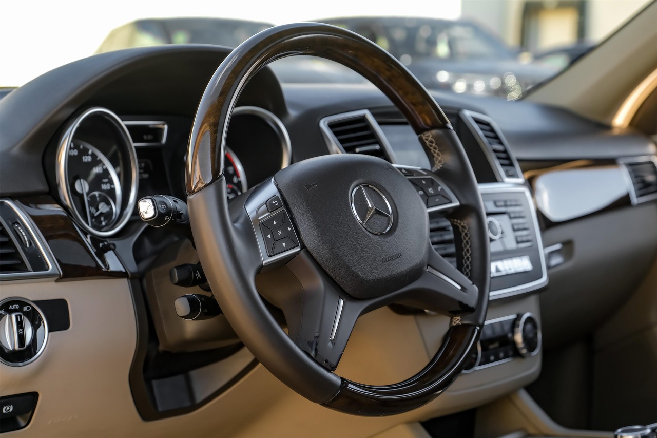 Mercedes-Benz ML 350 Vehicle Main Gallery Image 16