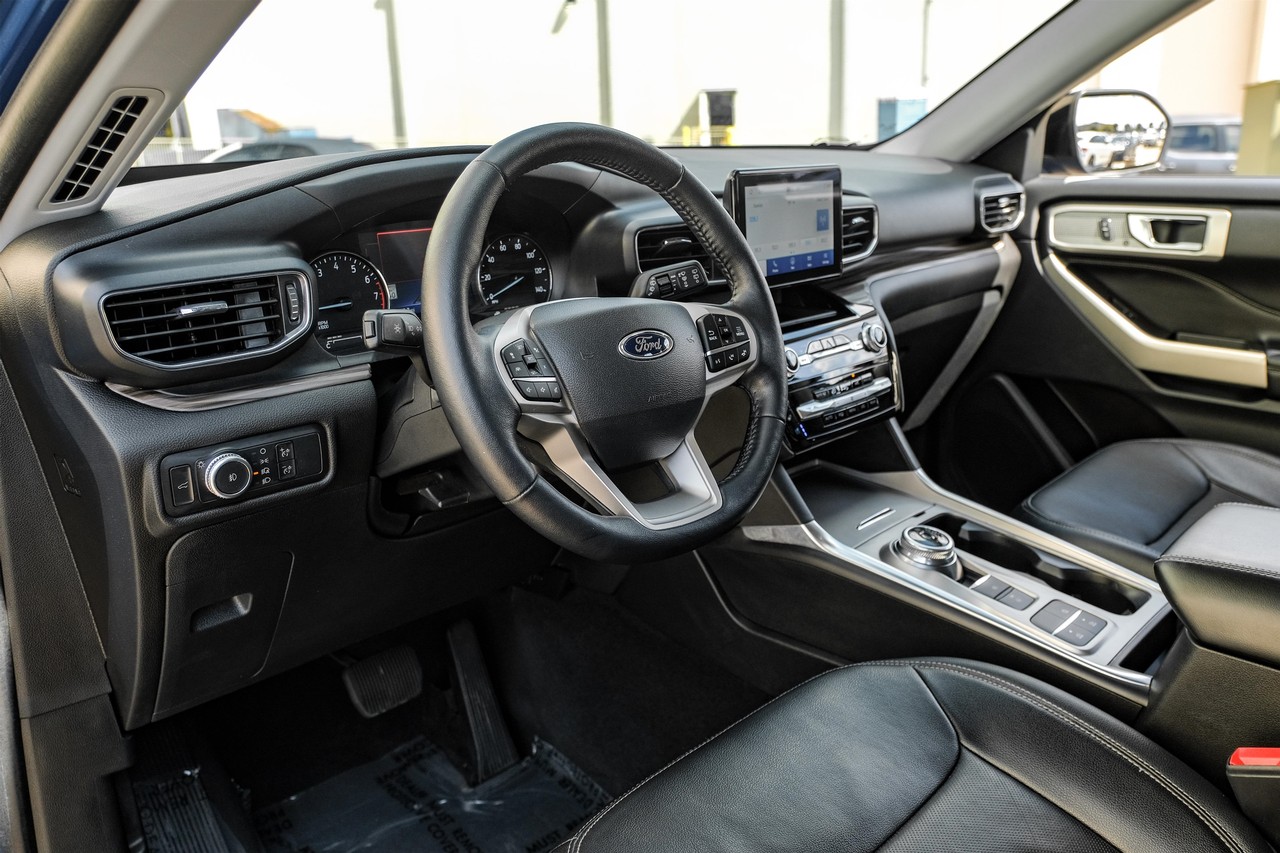 Ford Explorer Vehicle Main Gallery Image 03