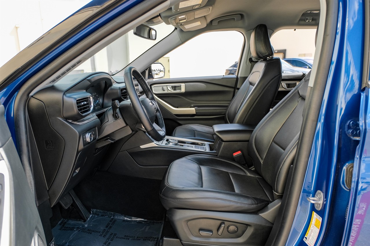 Ford Explorer Vehicle Main Gallery Image 04