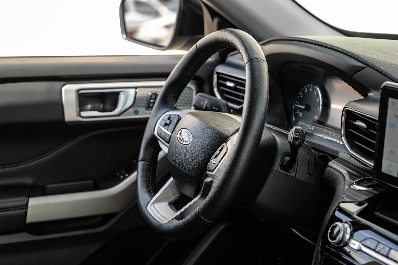 Ford Explorer Vehicle Main Gallery Image 13