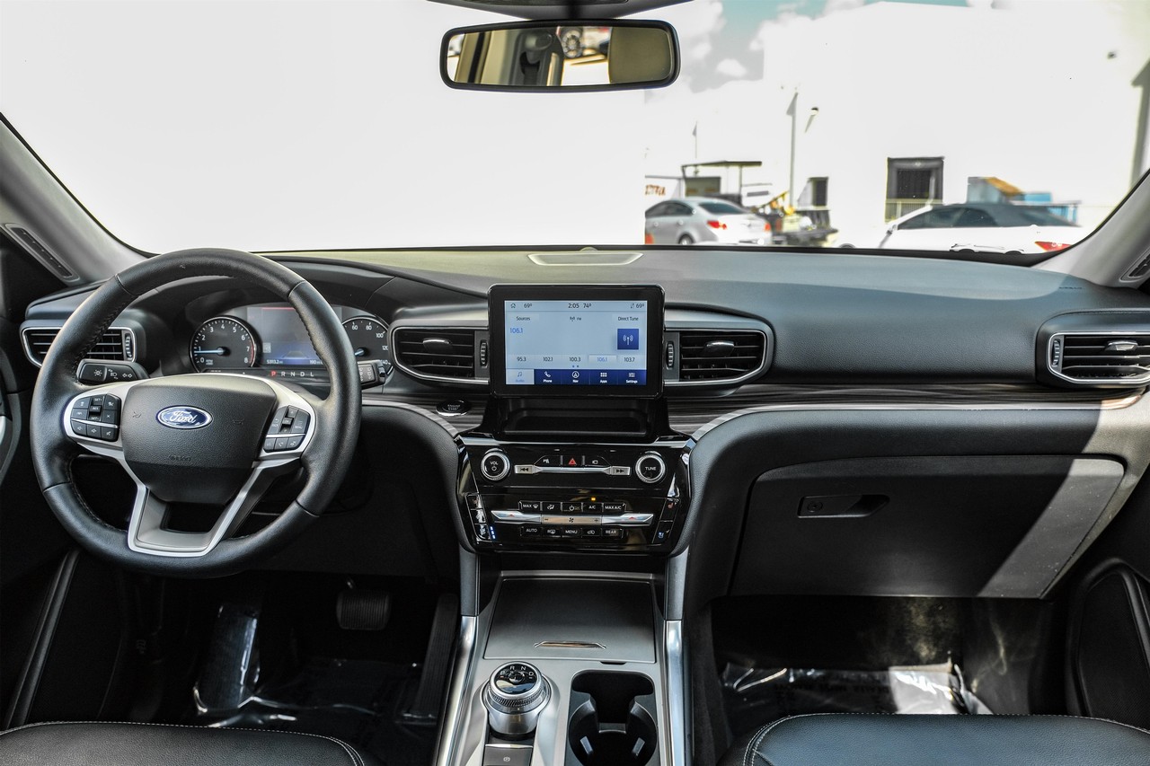 Ford Explorer Vehicle Main Gallery Image 14