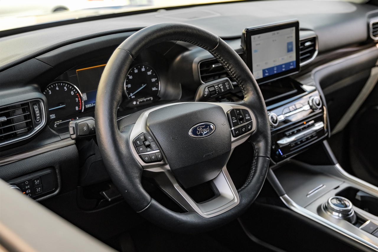 Ford Explorer Vehicle Main Gallery Image 15