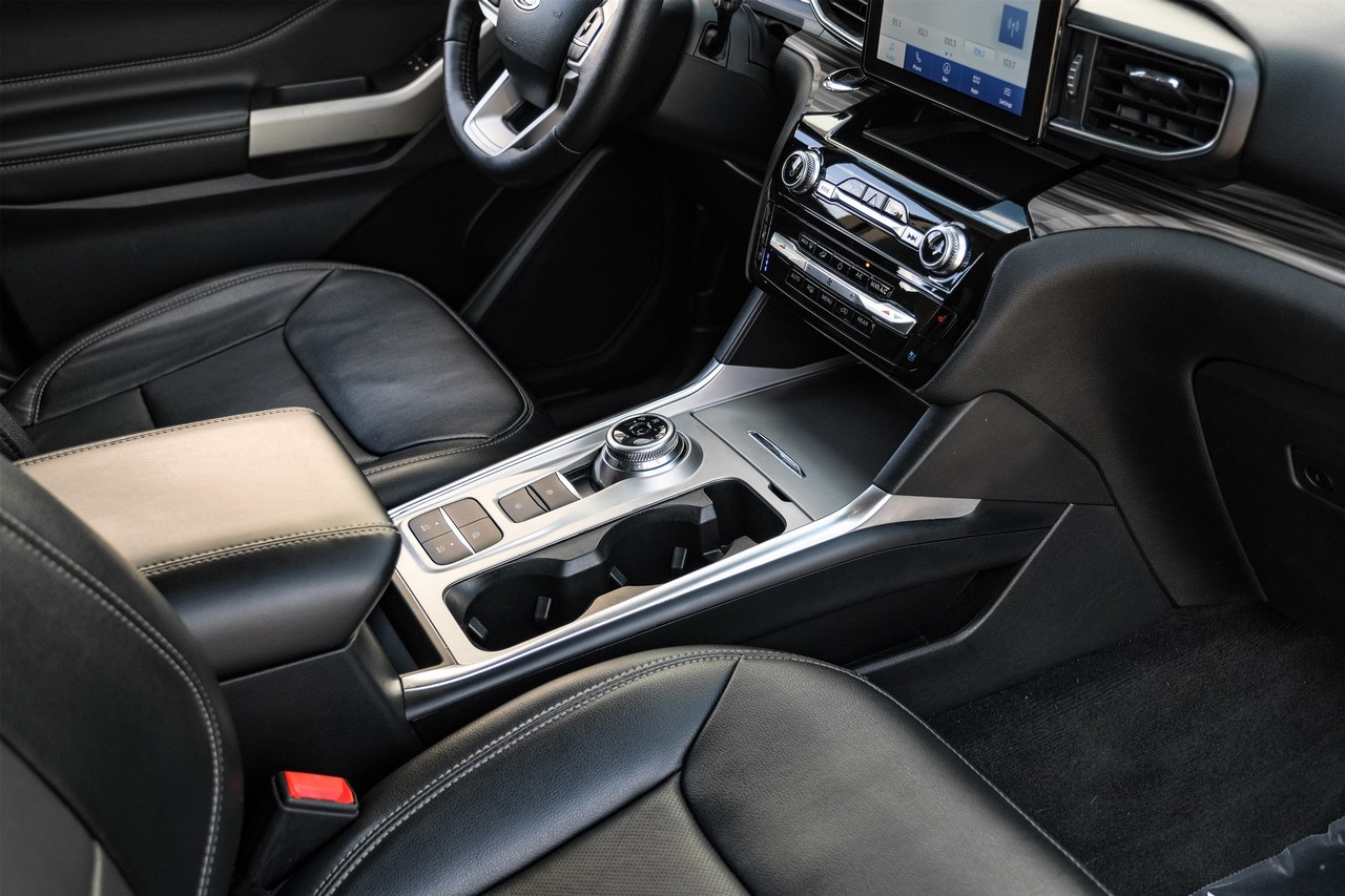 Ford Explorer Vehicle Main Gallery Image 23