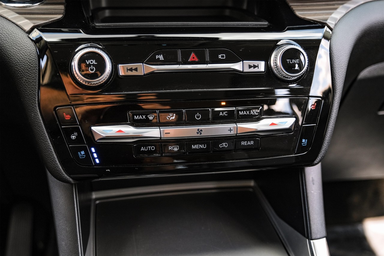 Ford Explorer Vehicle Main Gallery Image 26