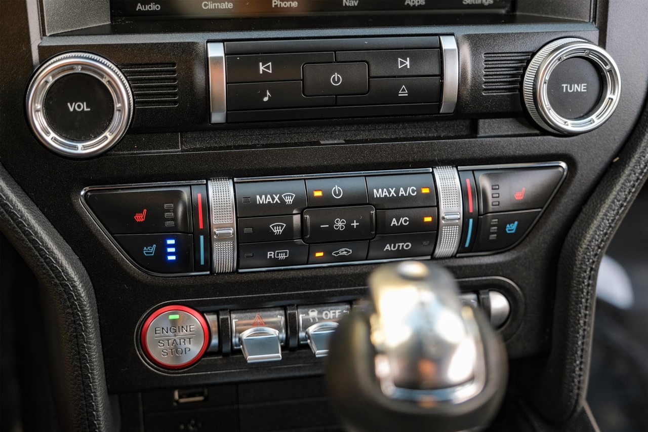 Ford Mustang Vehicle Main Gallery Image 25
