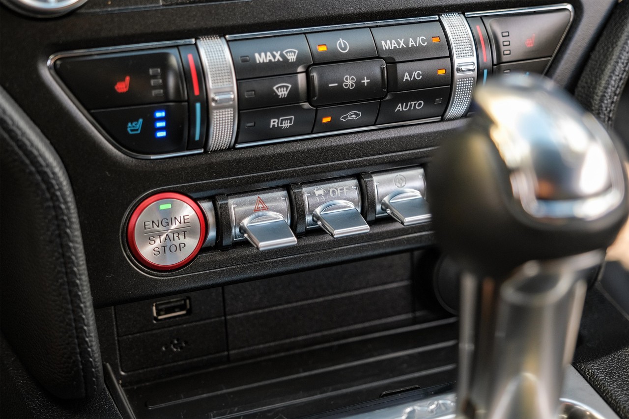 Ford Mustang Vehicle Main Gallery Image 26