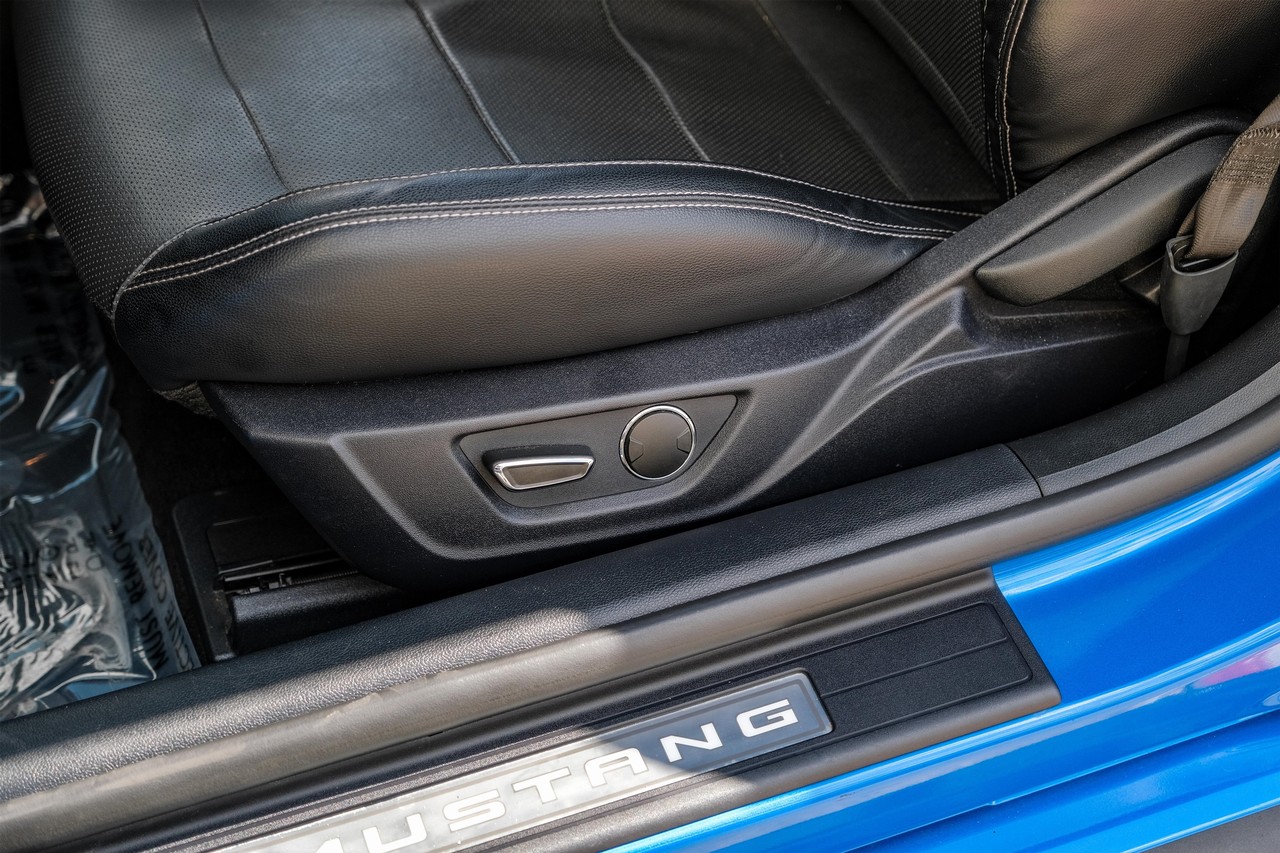 Ford Mustang Vehicle Main Gallery Image 31
