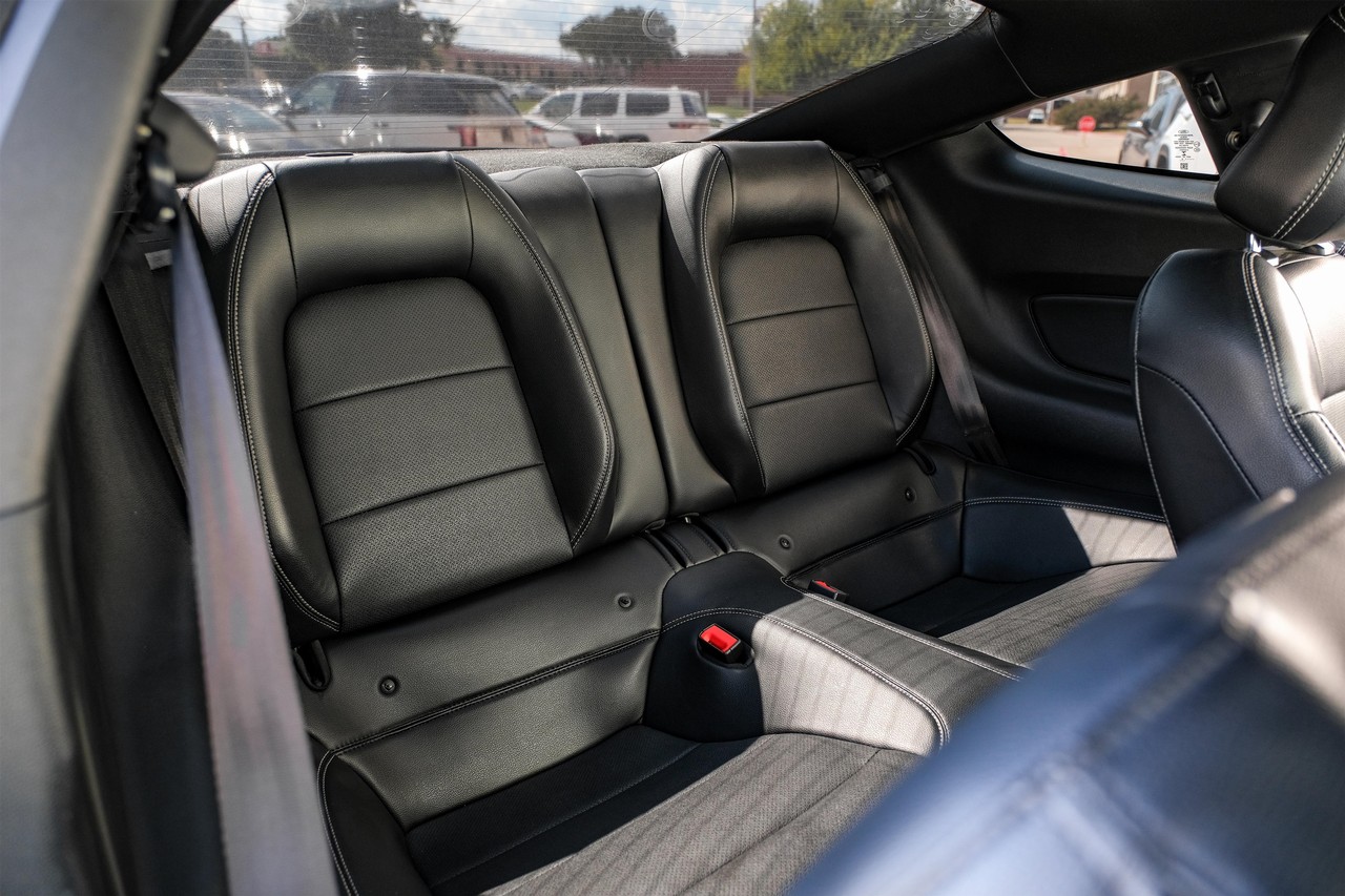 Ford Mustang Vehicle Main Gallery Image 34