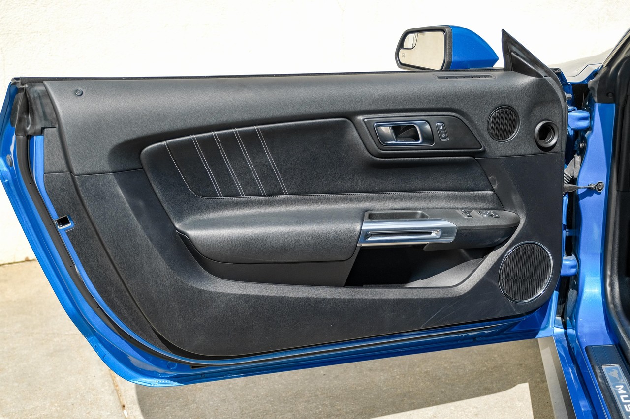 Ford Mustang Vehicle Main Gallery Image 37
