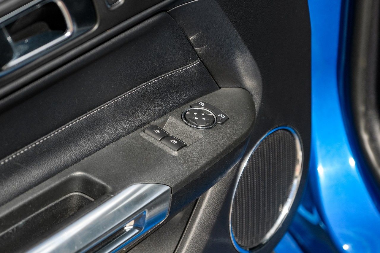 Ford Mustang Vehicle Main Gallery Image 38