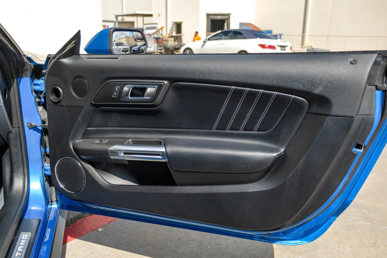 Ford Mustang Vehicle Main Gallery Image 39