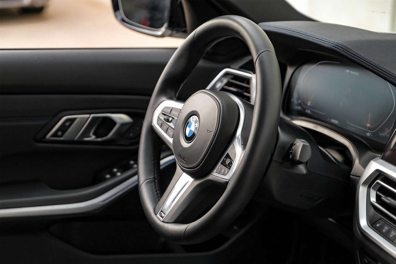 BMW 3 Series Vehicle Main Gallery Image 14