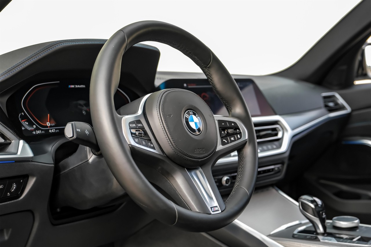 BMW 3 Series Vehicle Main Gallery Image 16